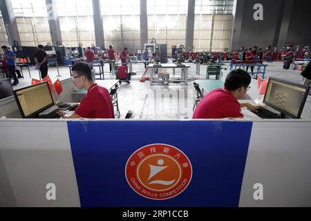 (180625) -- GUANGZHOU, le 25 juin 2018 -- les concurrents s'affrontent lors d'un essai de la compétition ChinaSkills 2018 à Guangzhou, capitale de la province du Guangdong du sud de la Chine, le 25 juin 2018. Une série d’épreuves d’essai dans le Concours ChinaSkills 2018 a débuté lundi à Guangzhou. En organisant des épreuves d'essai à Guangzhou et Shanghai respectivement, le concours ChinaSkills 2018 sélectionnera des candidats qualifiés pour former l'équipe Chine pour le WorldSkills Kazan 2019.) (Lb) CHINA-GUANGDONG-GUANGZHOU-CHINASKILLS-COMPETITION (CN) ShenxBohan PUBLICATIONxNOTxINxCHN Banque D'Images