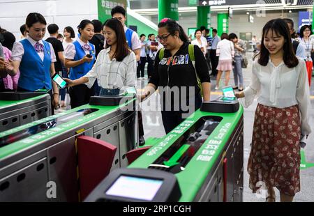 (180625) -- PÉKIN, 25 juin 2018 -- les passagers ont des codes QR générés par smartphone scannés par les distributeurs de billets avant d'entrer dans la gare de Futian du métro de Shenzhen à Shenzhen, dans la province du Guangdong du sud de la Chine, le 8 mai 2018. Pour la plupart des Chinois dans les années 1970, un de leurs rêves était de posséder trois choses à roues et une chose vocale qui, à savoir, étaient une bicyclette, une machine à coudre, une montre et une radio. Dans l'ensemble, ce rêve est devenu facilement accessible au cours des années 1980 et 1990, et les quatre grands ont été remplacés par un téléviseur, un réfrigérateur, une machine à laver et un magnétophone. Face aux besoins toujours croissants des gens f Banque D'Images