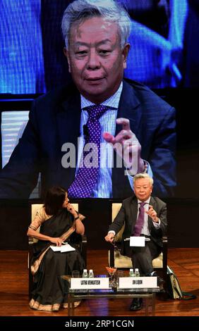 (180625) -- MUMBAI, le 25 juin 2018 -- le président de la Banque asiatique d'investissement dans les infrastructures (AIIB), Jin Liqun (R), prend la parole lors de la troisième réunion annuelle de la AIIB à Mumbai, en Inde, le 25 juin 2018. La troisième réunion annuelle de la Banque asiatique d investissement dans les infrastructures (AIIB) a débuté lundi dans le hub financier indien de Mumbai avec le thème mobiliser le financement pour les infrastructures : innovation et collaboration. )(rh) INDIA-MUMBAI-AIIB ZhangxNaijie PUBLICATIONxNOTxINxCHN Banque D'Images