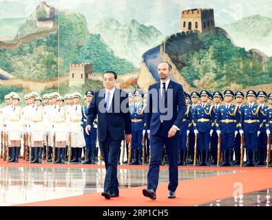 (180625) -- PÉKIN, le 25 juin 2018 -- le Premier ministre chinois Li Keqiang (à gauche) organise une cérémonie de bienvenue pour le Premier ministre français Edouard Philippe avant leurs entretiens au Grand Hall du peuple à Pékin, capitale de la Chine, le 25 juin 2018.) (LMM) CHINA-BEIJING-LI KEQIANG-FRANCE-EDOUARD PHILIPPE-TALKS (CN) YAOXDAWEI PUBLICATIONXNOTXINXCHN Banque D'Images