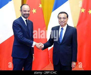 (180625) -- PÉKIN, le 25 juin 2018 -- le premier ministre chinois Li Keqiang (R) s'entretient avec le premier ministre français Edouard Philippe au Grand Hall du peuple à Pékin, capitale de la Chine, le 25 juin 2018.) (LMM) CHINA-BEIJING-LI KEQIANG-FRANCE-EDOUARD PHILIPPE-TALKS (CN) YAOXDAWEI PUBLICATIONXNOTXINXCHN Banque D'Images