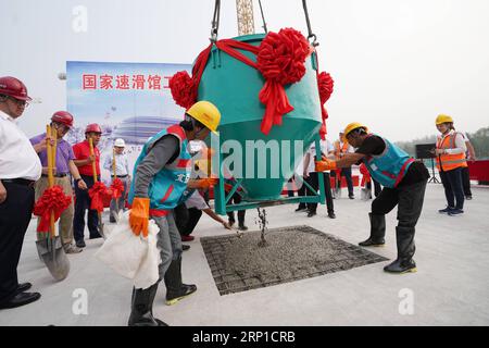 (180626) -- BEIJING, 26 juin 2018 -- travaux de constructeurs sur le chantier de construction de la salle nationale de patinage de vitesse pour les Jeux olympiques d'hiver de 2022 à Beijing, capitale de la Chine, le 26 juin 2018. En 2015, Pékin a remporté la candidature pour co-accueillir les Jeux olympiques d'hiver de 2022 avec la ville de Zhangjiakou dans la province voisine du Hebei. La construction de la salle nationale de patinage de vitesse est en cours et devrait être achevée en 2019. ) (Ry) CHINE-BEIJING-PRÉPARATION DES JEUX OLYMPIQUES D'HIVER de 2022 (CN) JuxHuanzong PUBLICATIONxNOTxINxCHN Banque D'Images