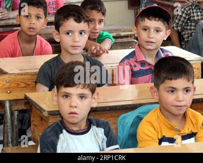 (180626) -- DAMAS, le 26 juin 2018 -- des enfants syriens sont vus dans une classe d'une école dans la campagne de la Ghouta orientale de la capitale Damas, autrefois tenue par les rebelles, le 25 juin 2018. Le gouvernement syrien a remis en état quelques écoles dans la Ghouta orientale après le retrait des rebelles de ces zones en avril dernier. Ces enfants sont sortis de l'école depuis longtemps et font maintenant l'objet d'un programme éducatif intensifié pour rattraper les années perdues d'éducation. ) (lrz) SYRIE-DAMAS-ENFANTS-RETOUR À L'ÉCOLE AmmarxSafarjalani PUBLICATIONxNOTxINxCHN Banque D'Images