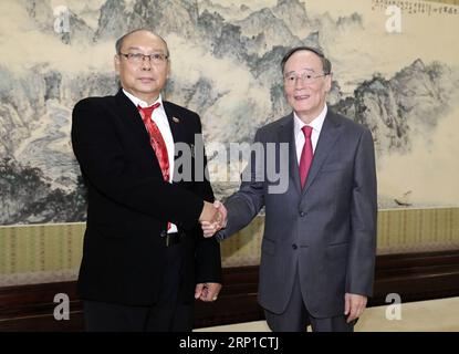 (180626) -- BEIJING, le 26 juin 2018 -- le vice-président chinois Wang Qishan (à droite) rencontre le président du Parlement de l Union du Myanmar, U Mahn Win Khaing Than à Beijing, capitale de la Chine, le 26 juin 2018. (lmm) CHINE-PÉKIN-WANG QISHAN-MYANMAR-PARLEMENT-RÉUNION (CN) DingxLin PUBLICATIONxNOTxINxCHN Banque D'Images