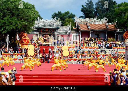 (180626) -- DONGSHAN, le 26 juin 2018 -- des artistes animent un spectacle d'arts martiaux lors de la cérémonie d'ouverture du 27e Festival culturel et touristique Cross-Strait Guan Di dans le comté de Dongshan, dans la province du Fujian du sud-est de la Chine, le 26 juin 2018. Guan Di (littéralement empereur Guan) est le nom déifié de Guan Yu, un ancien général largement vénéré par les Chinois. Le festival a invité quelque 1 400 invités de la Chine continentale et du sud-est de la Chine Taiwan. (lmm) CHINA-FUJIAN-GUAN YU-CULTURE-TOURISM-FESTIVAL (CN) JiangxKehong PUBLICATIONxNOTxINxCHN Banque D'Images