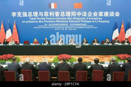 (180626) -- PÉKIN, le 26 juin 2018 -- le premier ministre chinois Li Keqiang et son homologue français Edouard Philippe assistent à un symposium qui a rassemblé des dirigeants de plus de 30 entreprises chinoises et françaises à Pékin, capitale de la Chine, le 25 juin 2018.) (LB) CHINA-BEIJING-LI KEQIANG-FRANCE-EDOUARD PHILIPPE-SYMPOSIUM (CN) WANGXYE PUBLICATIONXNOTXINXCHN Banque D'Images