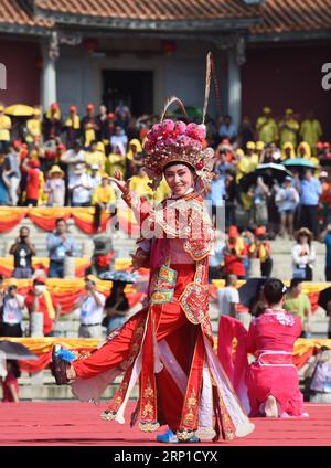 (180626) -- DONGSHAN, le 26 juin 2018 -- une actrice se produit lors de la cérémonie d'ouverture du 27e festival culturel et touristique de Cross-Strait Guan Di dans le comté de Dongshan, dans la province du Fujian, dans le sud-est de la Chine, le 26 juin 2018. Guan Di (littéralement empereur Guan) est le nom déifié de Guan Yu, un ancien général largement vénéré par les Chinois. Le festival a invité quelque 1 400 invités de la Chine continentale et du sud-est de la Chine Taiwan. (lmm) CHINA-FUJIAN-GUAN YU-CULTURE-TOURISM-FESTIVAL (CN) JiangxKehong PUBLICATIONxNOTxINxCHN Banque D'Images