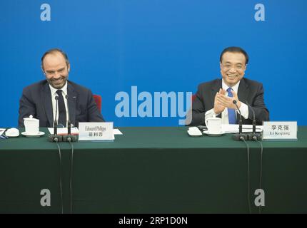 (180626) -- PÉKIN, le 26 juin 2018 -- le Premier ministre chinois Li Keqiang (R) et son homologue français Edouard Philippe assistent à un symposium qui a réuni des dirigeants de plus de 30 entreprises chinoises et françaises à Pékin, capitale de la Chine, le 25 juin 2018.) (LB) CHINA-BEIJING-LI KEQIANG-FRANCE-EDOUARD PHILIPPE-SYMPOSIUM (CN) WANGXYE PUBLICATIONXNOTXINXCHN Banque D'Images