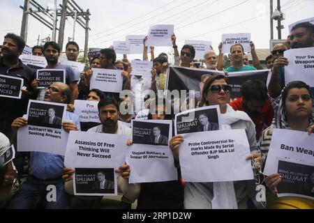 (180626) -- SRINAGAR, 26 juin 2018 -- des journalistes cachemiriens brandissent des banderoles et des pancartes alors qu'ils protestent contre l'assassinat d'un journaliste de haut niveau Shujaat Bukhari à Srinagar, la capitale estivale du Cachemire contrôlé par l'Inde, le 26 juin 2018. Shujaat Bukhari, journaliste et rédacteur en chef d'un quotidien anglais local Rising Kashmir, a été abattu le 14 juin avec deux policiers (nommés gardes de sécurité) devant son bureau dans l'enclave de presse de Srinagar.) (Zjl) CACHEMIRE-SRINAGAR-PROTEST-JOURNALISTS JavedxDar PUBLICATIONxNOTxINxCHN, SOUS CONTRÔLE INDIEN Banque D'Images