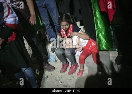 (180627) -- TÉHÉRAN, 27 juin 2018 -- une fillette iranienne dort en attendant les membres de l équipe nationale iranienne devant l aéroport Imam-Khomeini à Téhéran, Iran, le 27 juin 2018.) (SP)IRAN-TÉHÉRAN-FOOTBALL-COUPE DU MONDE DE LA FIFA-CÉRÉMONIE DE BIENVENUE AHMADXHALABISAZ PUBLICATIONXNOTXINXCHN Banque D'Images