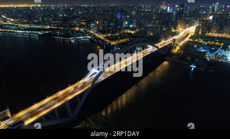 (180627) -- SHANGHAI, 27 juin 2018 -- une photo aérienne prise le 13 avril 2017 montre le pont Lupu à Shanghai, dans l'est de la Chine. La Chine a annoncé l’ouverture et le développement de Pudong en 1990. Pudong espère profiter de l occasion pour célébrer le 40e anniversaire de la réforme et de l ouverture de la Chine pour continuer à être le fer de lance de la réforme et du développement du pays. )(MCG) CHINA-SHANGHAI-PUDONG-AERIAL VIEW (CN) DingxTing PUBLICATIONxNOTxINxCHN Banque D'Images