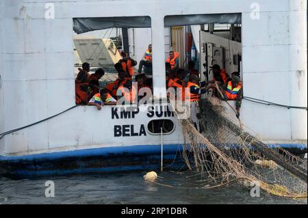 Actualités Bilder des Tages (180627) -- SUMATRA NORD (INDONÉSIE), 27 juin 2018 -- une photo prise le 27 juin 2018 montre des gens utilisant des filets de pêche pour rechercher un objet soupçonné d'être l'épave d'un bateau qui a chaviré dans le lac Toba la semaine dernière, dans le nord de Sumatra, en Indonésie. Le bateau Sinar Bangun a coulé le 18 juin après avoir quitté le port de Simanindo dans le district de Samosir et au moins 4 personnes ont été tuées et plus de 192 autres portées disparues dans l'accident. INDONÉSIE-SUMATRA-NORD - OPÉRATION DE RECHERCHE DE BATEAUX CHAVIRÉS AGUNGXKUNCAHYAXB. PUBLICATIONxNOTxINxCHN Banque D'Images