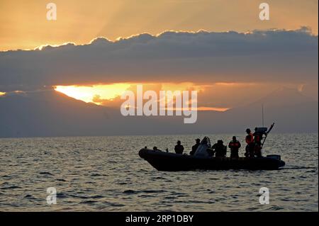 (180627) -- SUMATRA NORD (INDONÉSIE), 27 juin 2018 -- la photo prise le 27 juin 2018 montre des personnes participant à une opération de recherche d'un objet soupçonné d'être l'épave d'un bateau qui a chaviré dans le lac Toba la semaine dernière, dans le nord de Sumatra, en Indonésie. Le bateau Sinar Bangun a coulé le 18 juin après avoir quitté le port de Simanindo dans le district de Samosir et au moins 4 personnes ont été tuées et plus de 192 autres portées disparues dans l'accident. INDONÉSIE-SUMATRA-NORD - OPÉRATION DE RECHERCHE DE BATEAUX CHAVIRÉS AGUNGXKUNCAHYAXB. PUBLICATIONxNOTxINxCHN Banque D'Images