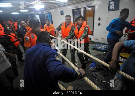 (180627) -- SUMATRA NORD (INDONÉSIE), 27 juin 2018 -- une photo prise le 27 juin 2018 montre des gens tirant des filets de pêche pour rechercher un objet soupçonné d'être l'épave d'un bateau qui a chaviré dans le lac Toba la semaine dernière, dans le nord de Sumatra, en Indonésie. Le bateau Sinar Bangun a coulé le 18 juin après avoir quitté le port de Simanindo dans le district de Samosir et au moins 4 personnes ont été tuées et plus de 192 autres portées disparues dans l'accident. INDONÉSIE-SUMATRA-NORD - OPÉRATION DE RECHERCHE DE BATEAUX CHAVIRÉS AGUNGXKUNCAHYAXB. PUBLICATIONxNOTxINxCHN Banque D'Images