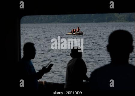 (180627) -- SUMATRA NORD (INDONÉSIE), 27 juin 2018 -- la photo prise le 27 juin 2018 montre des personnes participant à une opération de recherche d'un objet soupçonné d'être l'épave d'un bateau qui a chaviré dans le lac Toba la semaine dernière, dans le nord de Sumatra, en Indonésie. Le bateau Sinar Bangun a coulé le 18 juin après avoir quitté le port de Simanindo dans le district de Samosir et au moins 4 personnes ont été tuées et plus de 192 autres portées disparues dans l'accident. INDONÉSIE-SUMATRA-NORD - OPÉRATION DE RECHERCHE DE BATEAUX CHAVIRÉS AGUNGXKUNCAHYAXB. PUBLICATIONxNOTxINxCHN Banque D'Images