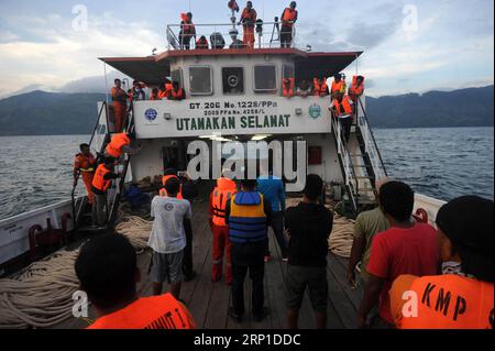 (180627) -- SUMATRA NORD (INDONÉSIE), 27 juin 2018 -- la photo prise le 27 juin 2018 montre des personnes participant à une opération de recherche d'un objet soupçonné d'être l'épave d'un bateau qui a chaviré dans le lac Toba la semaine dernière, dans le nord de Sumatra, en Indonésie. Le bateau Sinar Bangun a coulé le 18 juin après avoir quitté le port de Simanindo dans le district de Samosir et au moins 4 personnes ont été tuées et plus de 192 autres portées disparues dans l'accident. INDONÉSIE-SUMATRA-NORD - OPÉRATION DE RECHERCHE DE BATEAUX CHAVIRÉS AGUNGXKUNCAHYAXB. PUBLICATIONxNOTxINxCHN Banque D'Images