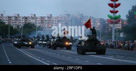 (180629) -- MINSK, le 29 juin 2018 -- les gens regardent une répétition de défilé militaire du jour de l'indépendance à Minsk, Biélorussie, le 28 juin 2018. Le défilé militaire du jour de l'indépendance de la Biélorussie débutera le 3 juillet 2018. ) BIÉLORUSSIE-MINSK-JOUR DE L'INDÉPENDANCE-RÉPÉTITION WEIXZHONGJIE PUBLICATIONXNOTXINXCHN Banque D'Images
