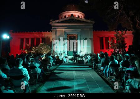 (180629) -- ATHÈNES, le 29 juin 2018 -- Un chanteur se produit lors d'un concert de pleine lune à l'Observatoire national, sur la colline des nymphes, à Athènes, en Grèce, le 28 juin 2018. Le concert mettant en vedette des artistes grecs, danois, norvégiens et français a été organisé par l'Observatoire national d'Athènes en coopération avec l'Institut danois d'Athènes. Il y a beaucoup de concerts de pleine lune gratuits pour les gens en été en Grèce.) (ly) GRÈCE-ATHÈNES-PLEINE LUNE CONCERT MariosxLolos PUBLICATIONxNOTxINxCHN Banque D'Images