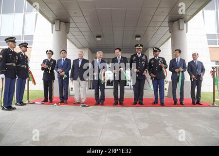 (180629) -- PYEONGTAEK, 29 juin 2018 -- le commandant des forces américaines coréennes () le général Vince Brooks (4e R), le ministre sud-coréen de la Défense Song Young-moo (5e R) et des invités assistent à la cérémonie d'ouverture du nouveau quartier général du camp Humphreys à Pyeongtaek, à environ 70 km au sud de Séoul, Corée du Sud, le 29 juin 2018. A déplacé son siège vendredi dans une nouvelle garnison au sud de la capitale Séoul dans un projet de relocalisation, auquel la Corée du Sud et les États-Unis ont accepté en mai 2003. (ZJL) CORÉE DU SUD-PYEONGTAEK--NOUVEAU SIÈGE SOCIAL USFK PUBLICATIONXNOTXINXCHN Banque D'Images