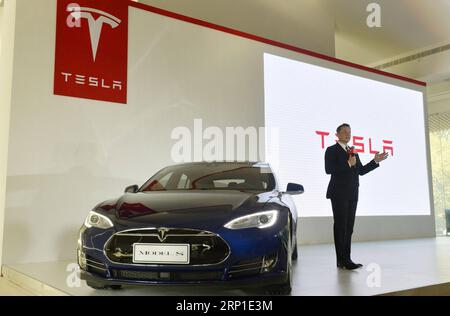 (180629) -- PÉKIN, 29 juin 2018 -- Elon Musk, PDG de Tesla, présente le nouveau firmware de la voiture électrique Tesla pour les utilisateurs chinois lors d'une conférence de presse à Pékin, capitale de la Chine, le 23 octobre 2015.) Xinhua Headlines : l'ouverture accrue de la Chine promet une prospérité commune MaxNing PUBLICATIONxNOTxINxCHN Banque D'Images