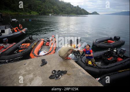 (180629) -- SUMATERA NORD, le 29 juin 2018 -- un sauveteur maritime indonésien prépare du matériel de plongée lors d'une opération de recherche du bateau chaviré au port de Tigarasa, au lac Toba, Sumatera Nord, Indonésie, le 29 juin 2018. Un drone sous-marin a identifié des cadavres et des motos ainsi que l'épave présumée d'un bateau chaviré, qui a laissé quatre personnes mortes et 192 autres disparues, à une profondeur d'environ 490 mètres du lac Toba dans les parties occidentales de l'Indonésie, a déclaré vendredi le porte-parole d'une équipe de sauveteurs. (ZJL) INDONÉSIE-SUMATERA-NORD-CHAVIRÉ BATEAU-RECHERCHE AGUNGXKUNCAHYAXB. PUBLICATIONxNOTxINxCHN Banque D'Images