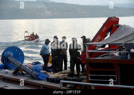 (180629) -- SUMATERA DU NORD, 29 juin 2018 -- des sauveteurs maritimes indonésiens discutent après une opération de recherche du bateau chaviré au port de Tigarasa dans le lac Toba, Sumatera du Nord, Indonésie, le 29 juin 2018. Un drone sous-marin a identifié des cadavres et des motos ainsi que l'épave présumée d'un bateau chaviré, qui a laissé quatre personnes mortes et 192 autres disparues, à une profondeur d'environ 490 mètres du lac Toba dans les parties occidentales de l'Indonésie, a déclaré vendredi le porte-parole d'une équipe de sauveteurs. (ZJL) INDONÉSIE-SUMATERA-NORD-CHAVIRÉ BATEAU-RECHERCHE AGUNGXKUNCAHYAXB. PUBLICATIONxNOTxINxCHN Banque D'Images