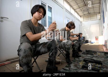 (180629) -- JUBA, le 29 juin 2018 -- le soldat de la paix chinois Yu Peijie (L) nettoie des fusils dans le camp du bataillon d'infanterie de maintien de la paix chinois au Soudan du Sud le 30 avril 2018. Yu Peijie, 26 ans, est le chef de l'unité de maintien de la paix féminine du bataillon d'infanterie de maintien de la paix chinois au Soudan du Sud. Elle a un surnom appelé Strong Elder Brother. Cependant, elle a aussi un cœur doux. Cette année marque le 70e anniversaire des opérations de maintien de la paix des Nations Unies. La Chine a commencé à participer aux opérations de maintien de la paix de l'ONU en 1990. Aujourd'hui, la Chine compte quelque 2 500 soldats de la paix et joue un rôle important dans la promotion de l'an Banque D'Images