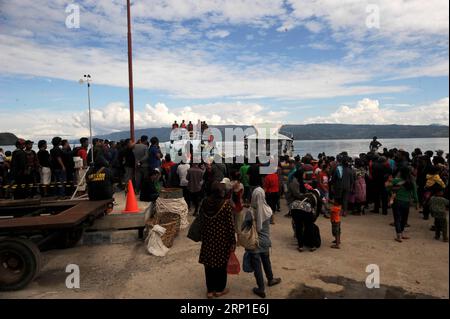 (180629) -- SUMATERA DU NORD, 29 juin 2018 -- les gens en attente de nouvelles se rassemblent au port de Tigarasa dans le lac Toba, Sumatera du Nord, Indonésie, le 29 juin 2018. Un drone sous-marin a identifié des cadavres et des motos ainsi que l'épave présumée d'un bateau chaviré, qui a laissé quatre personnes mortes et 192 autres disparues, à une profondeur d'environ 490 mètres du lac Toba dans les parties occidentales de l'Indonésie, a déclaré vendredi le porte-parole d'une équipe de sauveteurs. (ZJL) INDONÉSIE-SUMATERA-NORD-CHAVIRÉ BATEAU-RECHERCHE AGUNGXKUNCAHYAXB. PUBLICATIONxNOTxINxCHN Banque D'Images