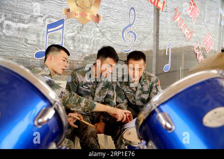 (180629) -- GAO (MALI), 29 juin 2018 -- le guitariste Chen Wenjin (à gauche), le batteur Liang Chenglong (à droite), le lyriste et compositeur Yang Zhicheng, tous des soldats de la paix chinois, pratiquent pour leur groupe Blue Tone au camp chinois de la Mission multidimensionnelle intégrée des Nations Unies pour la stabilisation au Mali, le 12 mai 2018. Fin 2013, la Chine a, pour la première fois, envoyé une force de sécurité de 170 soldats à la Mission multidimensionnelle intégrée des Nations Unies pour la stabilisation au Mali (MINUSMA). Parmi le cinquième groupe de casques bleus chinois de la MUNISMA, six soldats ont créé la bande Blue Tone pendant leur temps libre. Le 12 mai 2018 Banque D'Images
