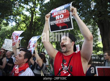 (180629) -- NEW YORK, 29 juin 2018 -- des manifestants crient des slogans lors de la marche pour abolir LA manifestation CONTRE LA GLACE à New York, États-Unis, le 29 juin 2018. Des centaines de personnes ont pris part à la marche vendredi, appelant à l'abolition complète de l'Immigration and Customs Enforcement (ICE) et à la fin de l'incarcération massive des immigrants illégaux. MANIFESTATION ANTI-DÉPORTATION ÉTATS-UNIS-NEW YORK-WANGXYING PUBLICATIONXNOTXINXCHN Banque D'Images