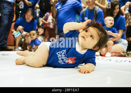 (180630) -- NEW YORK, le 30 juin 2018 -- Un bébé participe au Diaper Derby 2018 à New York, aux États-Unis, le 29 juin 2018. Diaper Derby 2018, un concours de crawling de bébé, a eu lieu ici vendredi. Environ 30 bébés ont concouru à ramper sur un tapis de 12 pieds (3,66 mètres) de long. (djj) U.S.-NEW YORK-COUCHE DERBY LinxBilin PUBLICATIONxNOTxINxCHN Banque D'Images