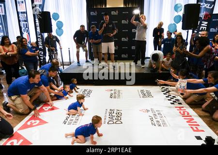 (180630) -- NEW YORK, le 30 juin 2018 -- des bébés participent au Diaper Derby 2018 à New York, aux États-Unis, le 29 juin 2018. Diaper Derby 2018, un concours de crawling de bébé, a eu lieu ici vendredi. Environ 30 bébés ont concouru à ramper sur un tapis de 12 pieds (3,66 mètres) de long. (djj) U.S.-NEW YORK-COUCHE DERBY LinxBilin PUBLICATIONxNOTxINxCHN Banque D'Images