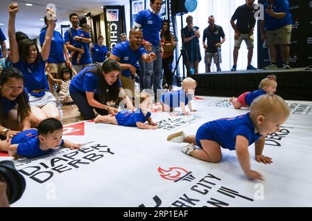 (180630) -- NEW YORK, le 30 juin 2018 -- des bébés participent au Diaper Derby 2018 à New York, aux États-Unis, le 29 juin 2018. Diaper Derby 2018, un concours de crawling de bébé, a eu lieu ici vendredi. Environ 30 bébés ont concouru à ramper sur un tapis de 12 pieds (3,66 mètres) de long. (djj) U.S.-NEW YORK-COUCHE DERBY LinxBilin PUBLICATIONxNOTxINxCHN Banque D'Images