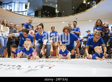 (180630) -- NEW YORK, le 30 juin 2018 -- des bébés participent au Diaper Derby 2018 à New York, aux États-Unis, le 29 juin 2018. Diaper Derby 2018, un concours de crawling de bébé, a eu lieu ici vendredi. Environ 30 bébés ont concouru à ramper sur un tapis de 12 pieds (3,66 mètres) de long. (djj) U.S.-NEW YORK-COUCHE DERBY LinxBilin PUBLICATIONxNOTxINxCHN Banque D'Images