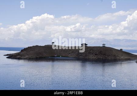 (180630) -- BOLE, le 30 juin 2018 -- une île est vue sur le lac Sayram dans la région autonome ouïgoure du Xinjiang au nord-ouest de la Chine, le 29 juin 2018.) (Ry) CHINA-XINJIANG-SAYRAM LAKE-SCENERY (CN) ZhaoxGe PUBLICATIONxNOTxINxCHN Banque D'Images