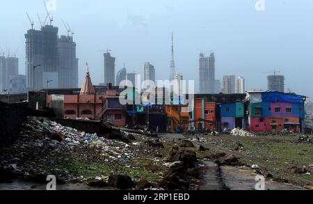 (180630) -- MUMBAI, le 30 juin 2018 -- une photo prise le 28 juin 2018 montre une vue de Worli Koliwada, un village de pêcheurs de Mumbai, en Inde. (zcc) INDE-MUMBAI-WORLI KOLIWADA-VIE QUOTIDIENNE ZhangxNaijie PUBLICATIONxNOTxINxCHN Banque D'Images