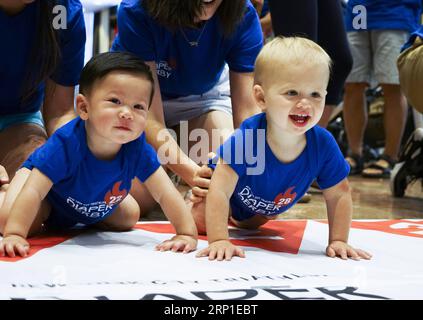 (180630) -- NEW YORK, le 30 juin 2018 -- des bébés participent au Diaper Derby 2018 à New York, aux États-Unis, le 29 juin 2018. Diaper Derby 2018, un concours de crawling de bébé, a eu lieu ici vendredi. Environ 30 bébés ont concouru à ramper sur un tapis de 12 pieds (3,66 mètres) de long. (djj) U.S.-NEW YORK-COUCHE DERBY LinxBilin PUBLICATIONxNOTxINxCHN Banque D'Images