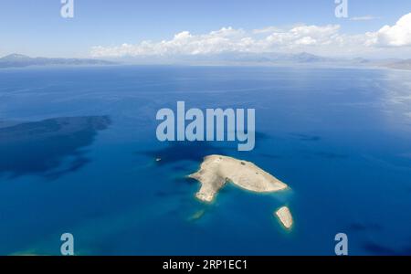 (180630) -- BOLE, 30 juin 2018 -- une photo aérienne prise le 29 juin 2018 montre le lac Sayram dans la région autonome ouïgoure du Xinjiang du nord-ouest de la Chine. (Ry) CHINA-XINJIANG-SAYRAM LAKE-SCENERY (CN) ZhaoxGe PUBLICATIONxNOTxINxCHN Banque D'Images