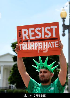 News-Bilder des Tages (180630) -- WASHINGTON, 30 juin 2018 -- Un homme tient une pancarte lors d'une manifestation contre la politique d'immigration de l'administration Trump près de la Maison Blanche à Washington D.C., aux États-Unis, le 30 juin 2018. Des dizaines de milliers d Américains ont défilé et se sont rassemblés à travers les États-Unis pour protester contre la politique d immigration de tolérance zéro de l administration Trump qui a entraîné la séparation de plus de 2 000 enfants de leur famille qui ont franchi illégalement la frontière. ETATS-UNIS-WASHINGTON D.C. POLITIQUE D'IMMIGRATION-PROTESTATION YANGXCHENGLIN PUBLICATIONXNOTXINXCHN Banque D'Images