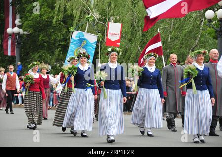 (180701) -- RIGA, le 1 juillet 2018 -- les chanteurs de chœur letton marchent lors de la procession de célébration de la chanson et de la danse, à Riga, capitale de la Lettonie, le 1 juillet 2018. La semaine du Festival national de la chanson et de la danse de Lettonie a débuté à Riga avec une magnifique procession des participants au festival et une cérémonie rendant hommage aux chefs d orchestre et aux directeurs. LETTONIE-RIGA-CHANSON ET DANSE FESTIVAL-OUVERTURE JANIS PUBLICATIONXNOTXINXCHN Banque D'Images