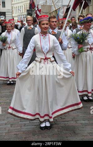 (180701) -- RIGA, le 1 juillet 2018 -- Une femme vêtue de costume national letton participe à la procession de célébration de la chanson et de la danse, à Riga, capitale de la Lettonie, le 1 juillet 2018. La semaine du Festival national de la chanson et de la danse de Lettonie a débuté à Riga avec une magnifique procession des participants au festival et une cérémonie rendant hommage aux chefs d orchestre et aux directeurs. LETTONIE-RIGA-CHANSON ET DANSE FESTIVAL-OUVERTURE JANIS PUBLICATIONXNOTXINXCHN Banque D'Images