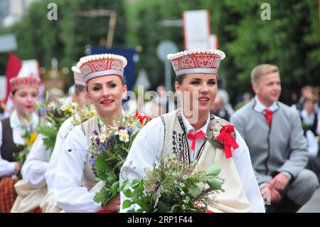 (180701) -- RIGA, le 1 juillet 2018 -- des femmes vêtues de costumes nationaux lettons participent à la procession de célébration de la chanson et de la danse, à Riga, capitale de la Lettonie, le 1 juillet 2018. La semaine du Festival national de la chanson et de la danse de Lettonie a débuté à Riga avec une magnifique procession des participants au festival et une cérémonie rendant hommage aux chefs d orchestre et aux directeurs. LETTONIE-RIGA-CHANSON ET DANSE FESTIVAL-OUVERTURE JANIS PUBLICATIONXNOTXINXCHN Banque D'Images