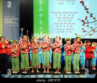 (180702) -- PÉKIN, le 2 juillet 2018 -- des élèves du district scolaire indépendant de Houston ont lu un poème de la dynastie Tang lors de la cérémonie d'ouverture de la 10e Conférence nationale des États-Unis sur la langue chinoise à Houston, Texas, États-Unis, le 6 avril 2017. (POUR ALLER AVEC les titres de Xinhua : des vélos au large calibre, comment la Chine remodèle son destin) ) (jmmn) les titres de Xinhua : des vélos au large calibre, comment la Chine remodèle son destin ZhongxJia PUBLICATIONxNOTxINxCHN Banque D'Images