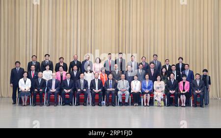 (180703) -- BEIJING, 3 juillet 2018 -- Wang Yang, membre du Comité permanent du Bureau politique du Comité central du Parti communiste chinois et président du Comité national de la Conférence consultative politique du peuple chinois, rencontre une délégation de représentants de l'opinion publique taïwanaise dirigée par Yao Eng-chi, à Pékin, capitale de la Chine, le 3 juillet 2018. (Lb) CHINA-BEIJING-WANG YANG-MEETING (CN) YaoxDawei PUBLICATIONxNOTxINxCHN Banque D'Images