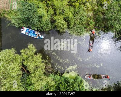 (180704) -- HUZHOU, 4 juillet 2018 -- sur cette photo aérienne, des ouvriers nettoient une rivière dans la ville de Doling de la ville de Huzhou, dans la province du Zhejiang de l'est de la Chine, le 3 juillet 2018. La ville a récemment lancé un projet de nettoyage des rivières pour garantir l'eau potable et le bon fonctionnement des rivières rurales en été. (Sxk) CHINE-ZHEJIANG-HUZHOU-ENVIRONNEMENT RURAL (CN) XuxYu PUBLICATIONxNOTxINxCHN Banque D'Images