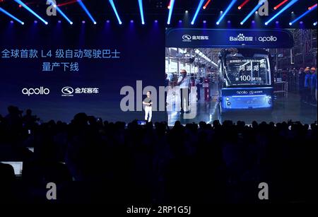 (180704) -- BEIJING, 4 juillet 2018 -- Robin Li, président-directeur général de Baidu, assiste au 100e Apolong, le premier bus entièrement autonome déployé commercialement en Chine, hors de la chaîne de montage lors d'une émission en direct au Baidu Create 2018 à Beijing, capitale de la Chine, le 4 juillet 2018. Baidu Create 2018, la conférence annuelle des développeurs de l'IA du géant chinois de la technologie cotée au Nasdaq, s'est ouverte mercredi. ) (Lb) CHINA-BEIJING-BAIDU-ai-CONFERENCE (CN) LixXin PUBLICATIONxNOTxINxCHN Banque D'Images