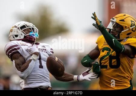Waco, Texas, États-Unis. 2 septembre 2023. Baylor Safety DEVYN BOBBY (28) dévie une passe destinée à ASHTYN HAWKINS (1) du Texas State lors du match de samedi au McLane Stadium de Waco. Texas State a étonné les Baylor Bears avec une victoire de 42-31. (Image de crédit : © Brian McLean/ZUMA Press Wire) USAGE ÉDITORIAL SEULEMENT! Non destiné à UN USAGE commercial ! Banque D'Images