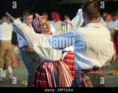 (180705) -- VILNIUS, le 5 juillet 2018 -- les gens se produisent lors du Festival de la chanson 2018 à Vilnius, Lituanie, le 4 juillet 2018. Le Festival de la chanson 2018 se déroule du 30 juin au 6 juillet. ) (nxl) LITHUANIE-VILNIUS-SONG FESTIVAL AlfredasxPliadis PUBLICATIONxNOTxINxCHN Banque D'Images