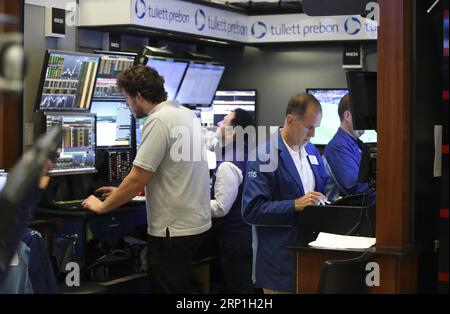 (180706) -- NEW YORK, le 6 juillet 2018 -- les commerçants travaillent à la Bourse de New York, aux États-Unis, le 6 juillet 2018. Les actions américaines ont terminé à la hausse vendredi alors que les investisseurs encourageaient les données sur les emplois mieux que prévu. La moyenne industrielle du Dow Jones a augmenté de 99,74 points, soit 0,41 %, pour atteindre 24 456,48. Le S&P 500 a augmenté de 23,21 points, soit 0,85 %, pour atteindre 2 759,82 points. L'indice composite Nasdaq a bondi de 101,96 points, soit 1,34 %, pour atteindre 7 688,39. ) U.S.-NEW YORK-STOCKS WangxYing PUBLICATIONxNOTxINxCHN Banque D'Images