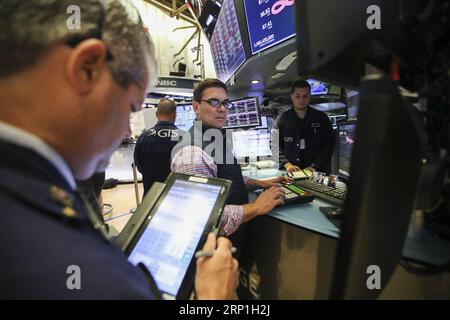 (180706) -- NEW YORK, le 6 juillet 2018 -- les commerçants travaillent à la Bourse de New York, aux États-Unis, le 6 juillet 2018. Les actions américaines ont terminé à la hausse vendredi alors que les investisseurs encourageaient les données sur les emplois mieux que prévu. La moyenne industrielle du Dow Jones a augmenté de 99,74 points, soit 0,41 %, pour atteindre 24 456,48. Le S&P 500 a augmenté de 23,21 points, soit 0,85 %, pour atteindre 2 759,82 points. L'indice composite Nasdaq a bondi de 101,96 points, soit 1,34 %, pour atteindre 7 688,39. ) U.S.-NEW YORK-STOCKS WangxYing PUBLICATIONxNOTxINxCHN Banque D'Images